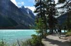 Caminhando ao redor de Lake Louise, em Alberta, no Canadá